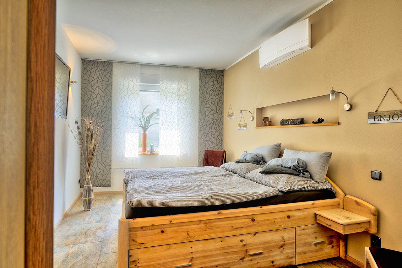 Schlafzimmer mit Innengerät Emura an der Wand