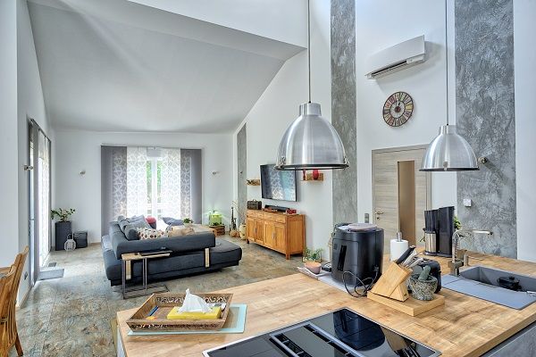 Wohnzimmer mit Innengerät Emura an der Wand