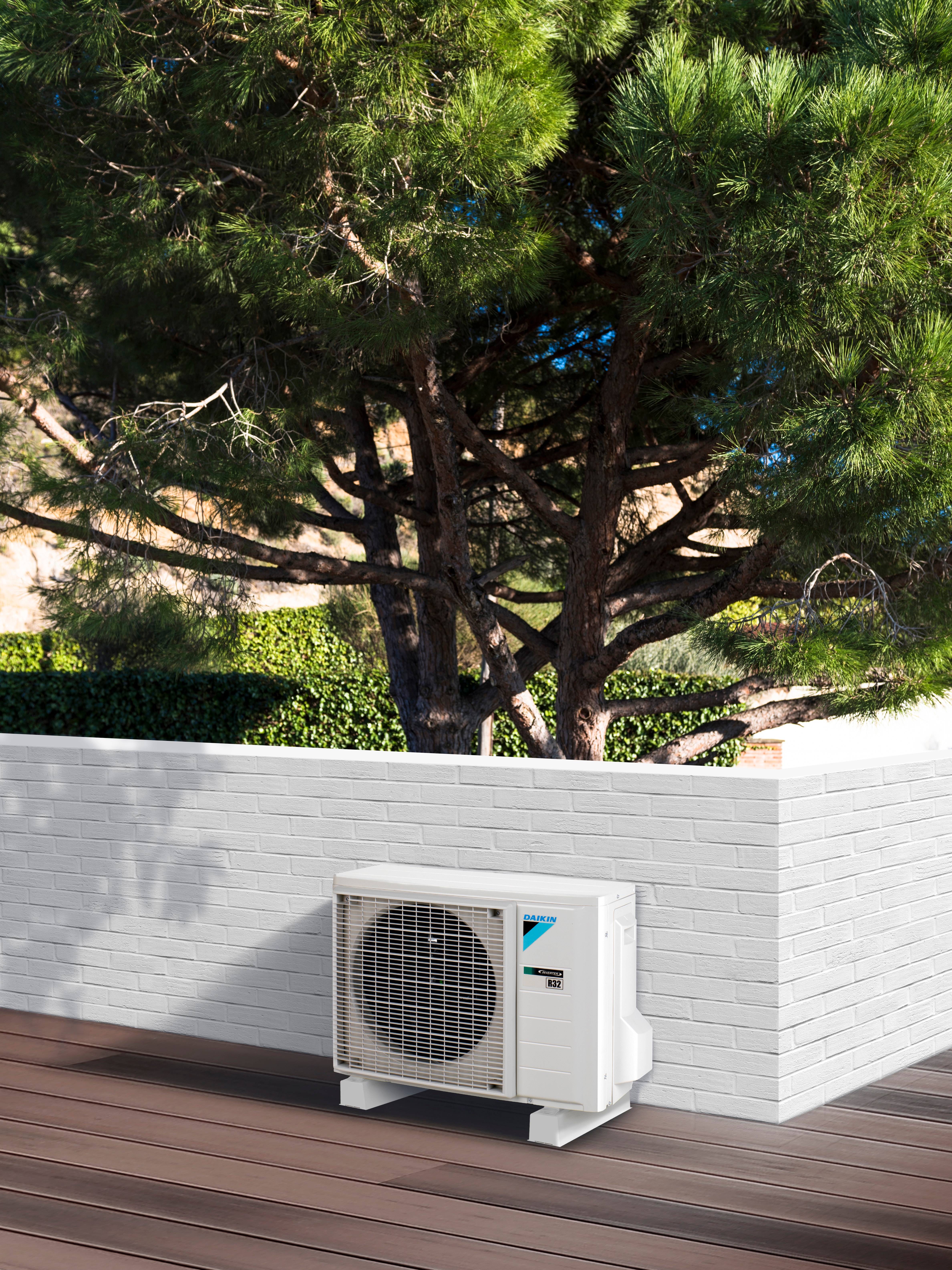 Außengerät einer Klimalösung auf einer Terrasse