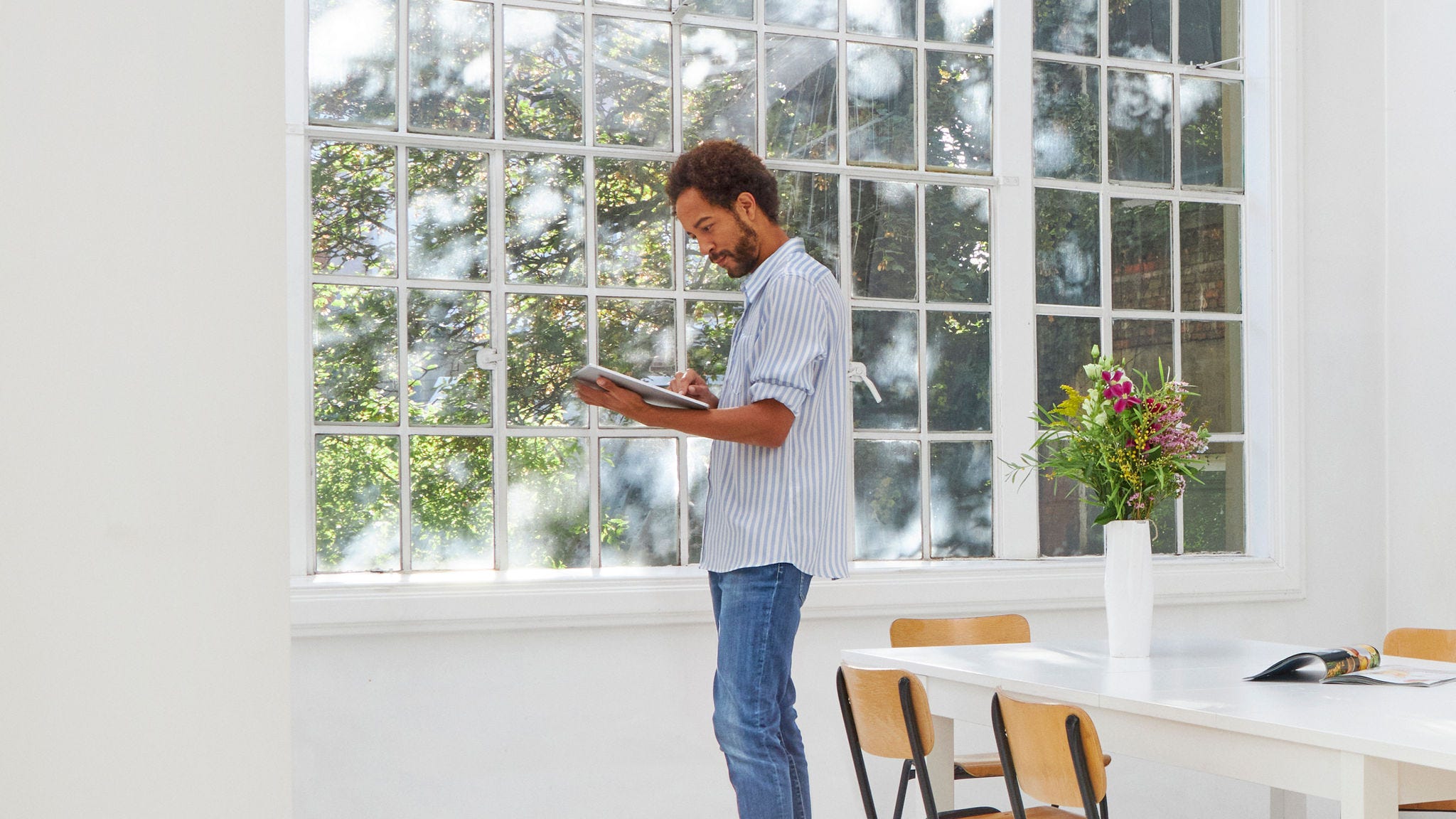 Ein Mann informiert sich über DAIKIN Wärmepumpen als Ersatz für seine aktuelle Heizung.