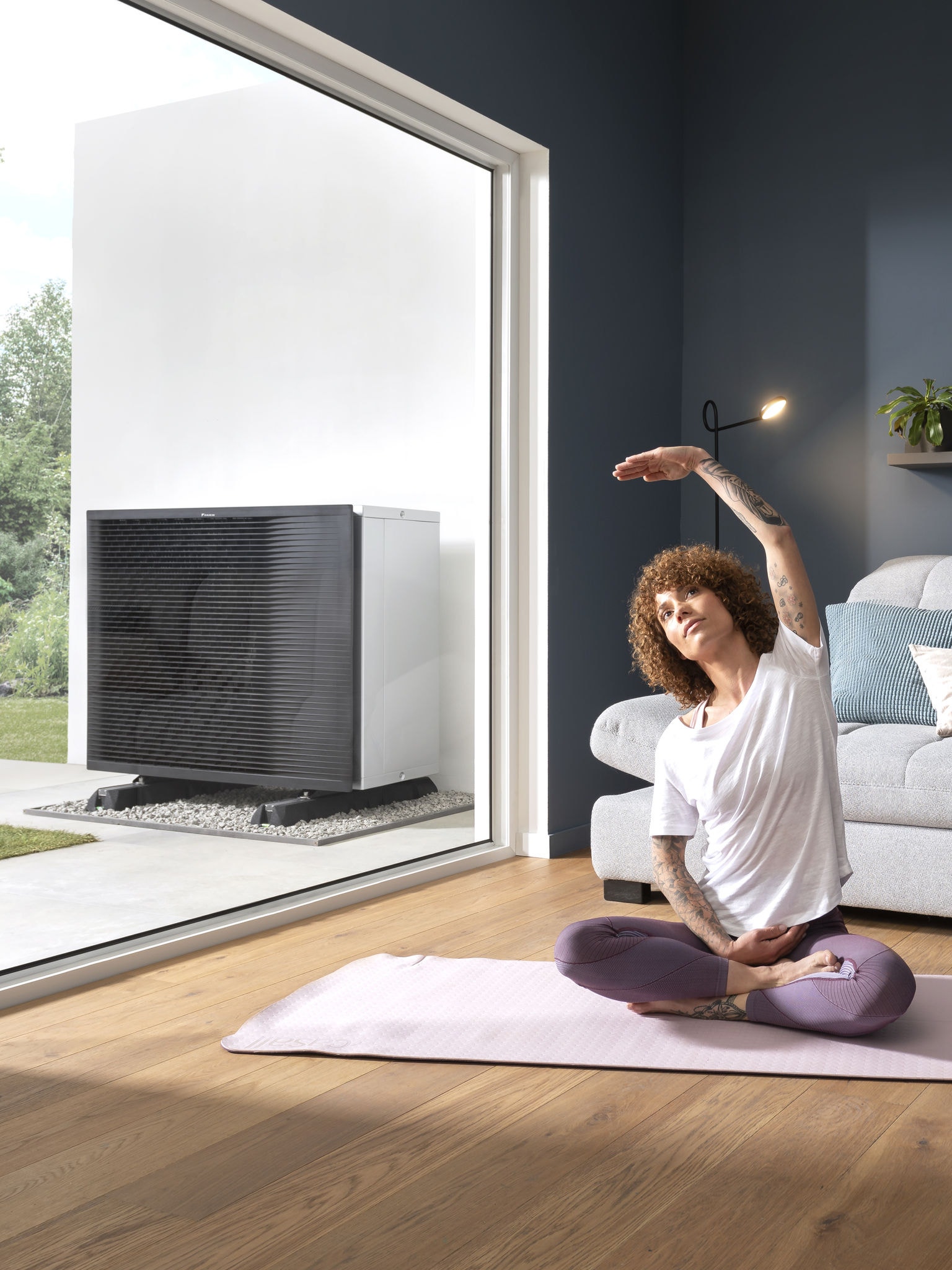 Eine Frau macht Yoga in ihrem Wohnzimmer
